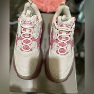 Brand new only worn once for an event, size 39/9. Come with original box
